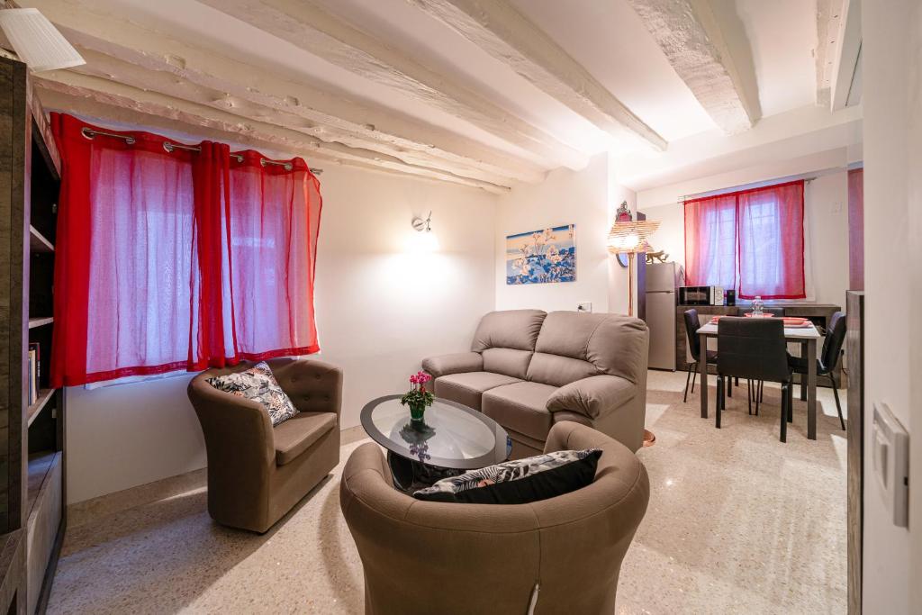 salon z kanapami i jadalnią w obiekcie Centrale appartamento per 4 persone w Wenecji