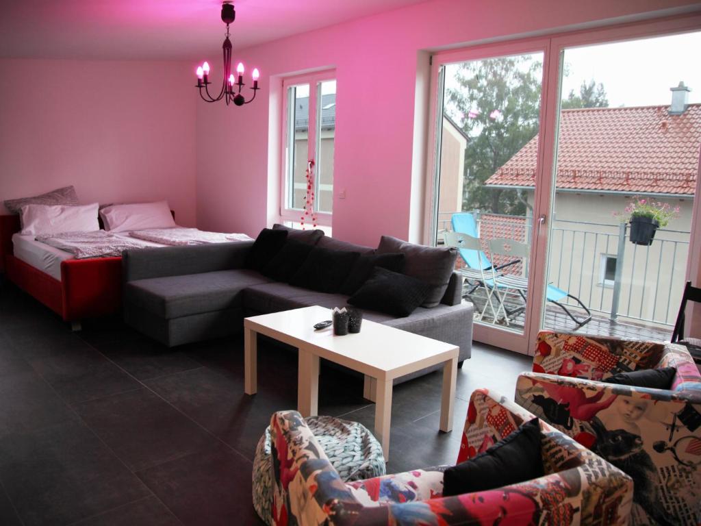 ein Wohnzimmer mit einem Sofa und einem Tisch in der Unterkunft Ferien in Bad Aibling in Bad Aibling