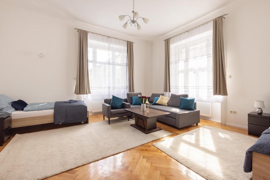 - un salon avec un canapé et une table dans l'établissement Corvin Residence, à Budapest