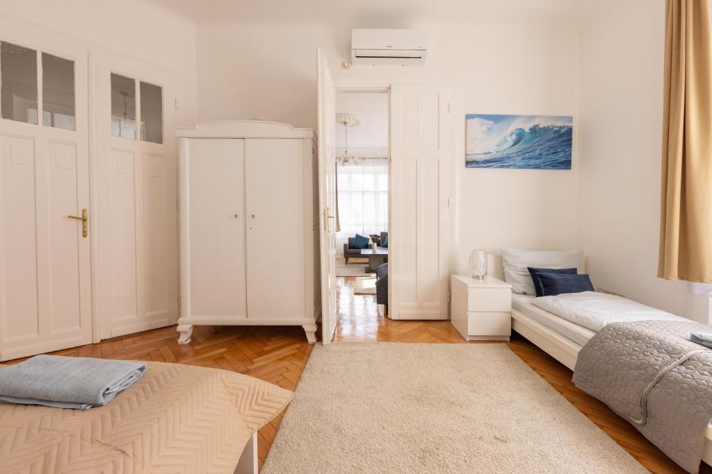 Posteľ alebo postele v izbe v ubytovaní Corvin Residence