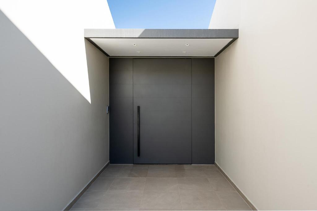 un pasillo con una puerta en un edificio en Seametry Luxury Living Penthouse en Souda