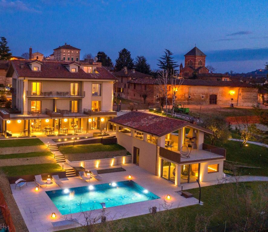 une grande demeure de caractère avec piscine la nuit dans l'établissement Agriturismo Speziale Wine Resort, à Verduno