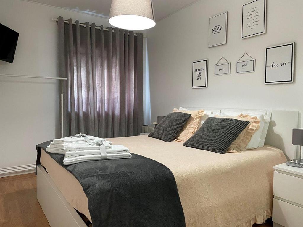 een slaapkamer met een bed met handdoeken erop bij My Portugal for All - Oporto Flat in Vila Nova de Gaia