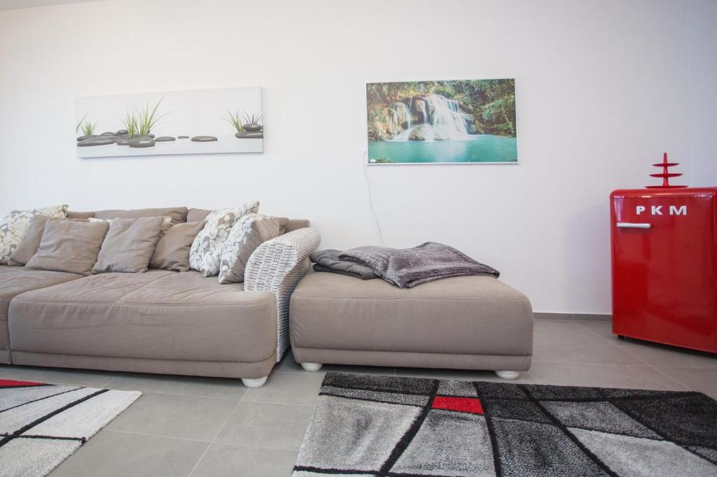 sala de estar con sofá y cruz en la pared en Apartment - Am Bergelchen 66-B Winterberg-Niedersfeld 'Mountainside', en Winterberg