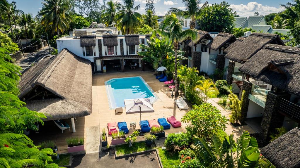 einen Luftblick auf ein Resort mit einem Pool in der Unterkunft Toparadis Guest House in Pereybere