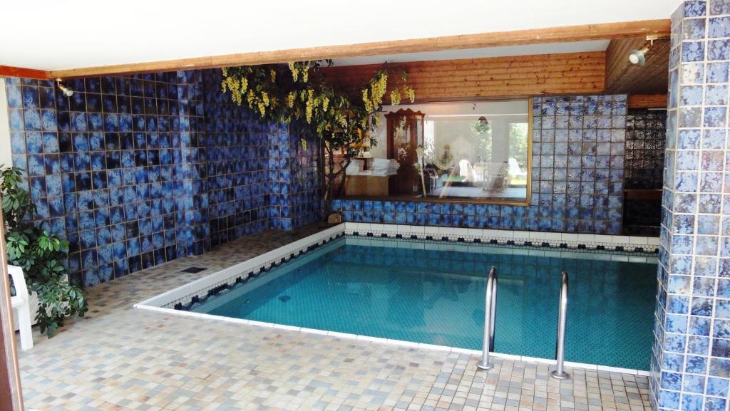 Bazén v ubytování Bergsteiger-Zimmer Pension Obermair nebo v jeho okolí