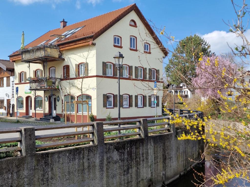 una casa en un puente sobre un río en Ferienwohnungen Heinrichsberger en Bad Aibling