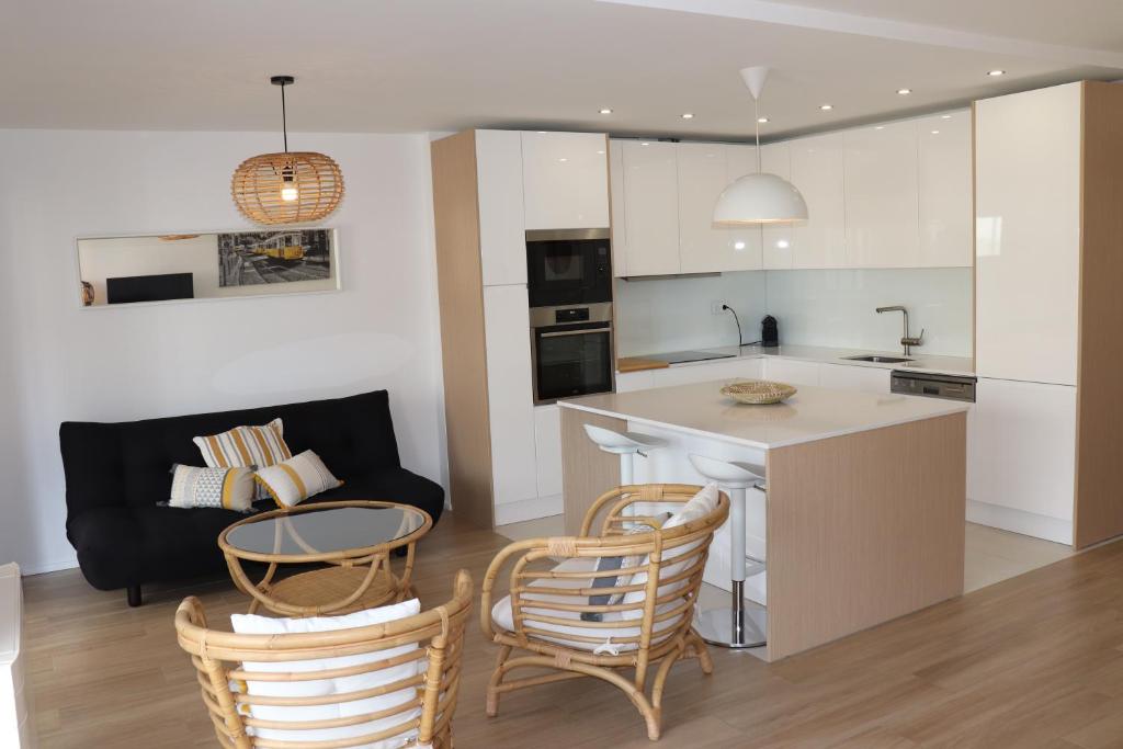 a kitchen and living room with a table and chairs at Alvor tendance in Alvor