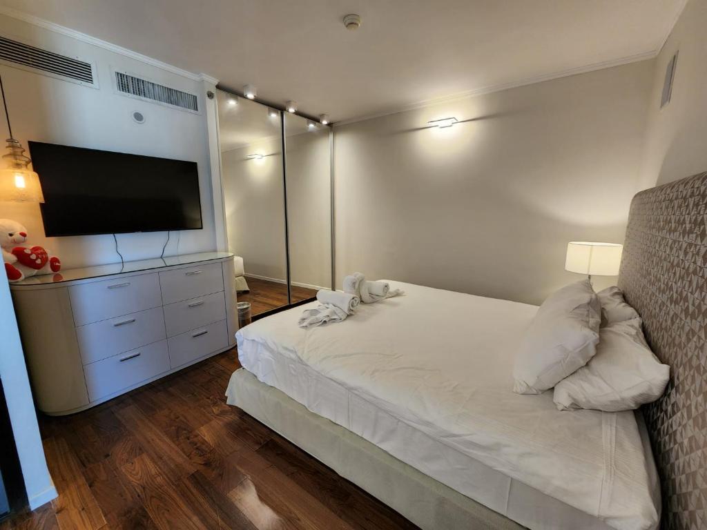 a bedroom with a bed with a television on it at סוויטה בבעלות פרטית במלון מלכת שבא in Eilat