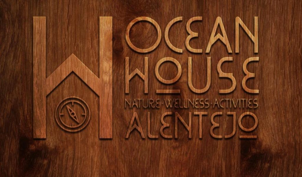 Ocean House Alentejo في بورتو كوفو: باب خشبي عليه كلمات xan house