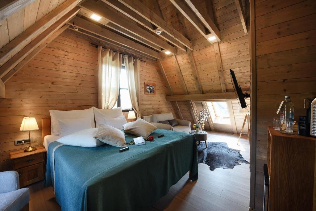 Postel nebo postele na pokoji v ubytování Ethno Houses Plitvice Lakes Hotel