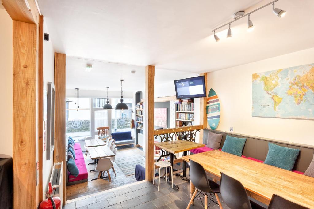 a dining room with a table and chairs at Ocean Backpackers in Ilfracombe