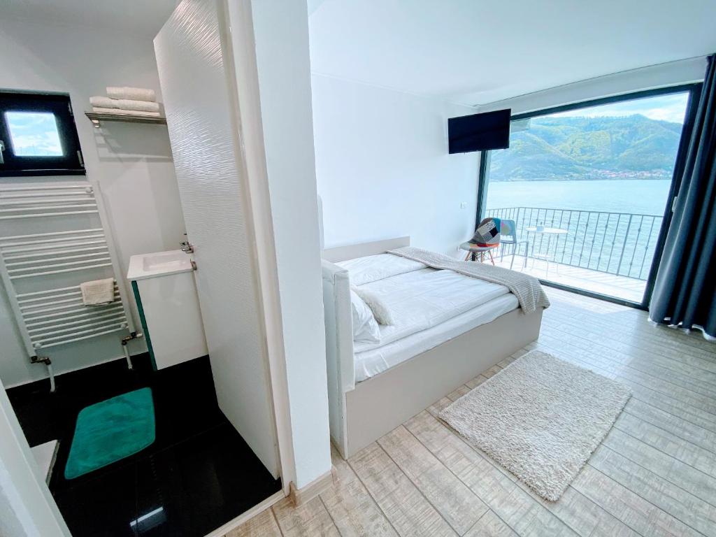 Postel nebo postele na pokoji v ubytování NOAH river house