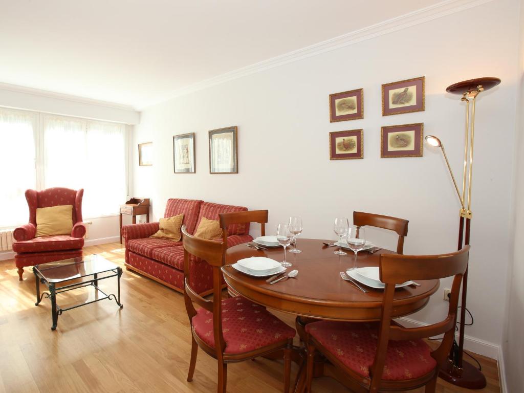 Posedenie v ubytovaní Apartamento Ondarreta