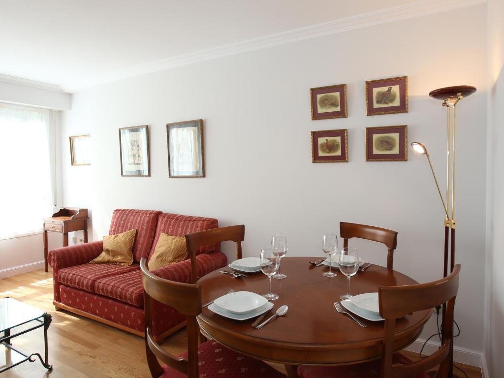 Posedenie v ubytovaní Apartamento Ondarreta