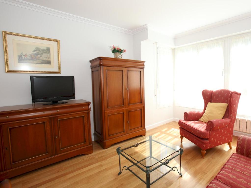 Televízia a/alebo spoločenská miestnosť v ubytovaní Apartamento Ondarreta