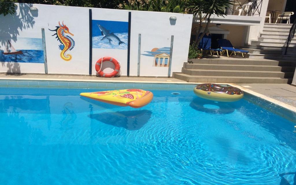 Bazén v ubytování Renia Hotel Agia Pelagia -Crete nebo v jeho okolí