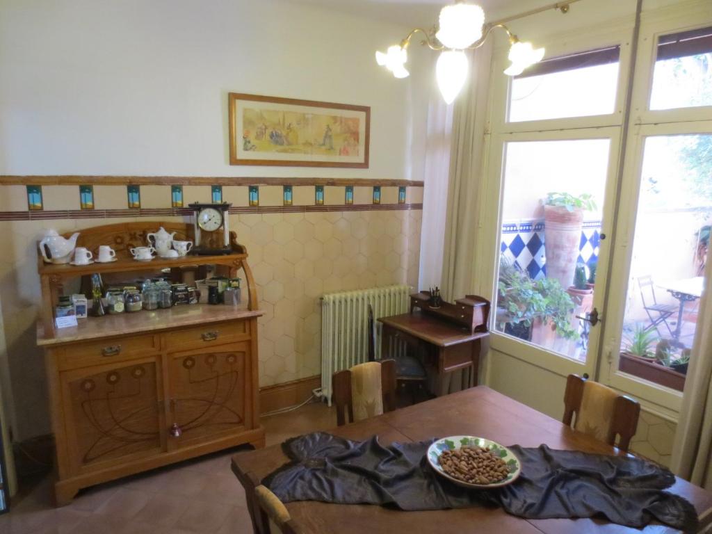 a dining room with a table and a window at 1900 B&B Terrassa in Terrassa