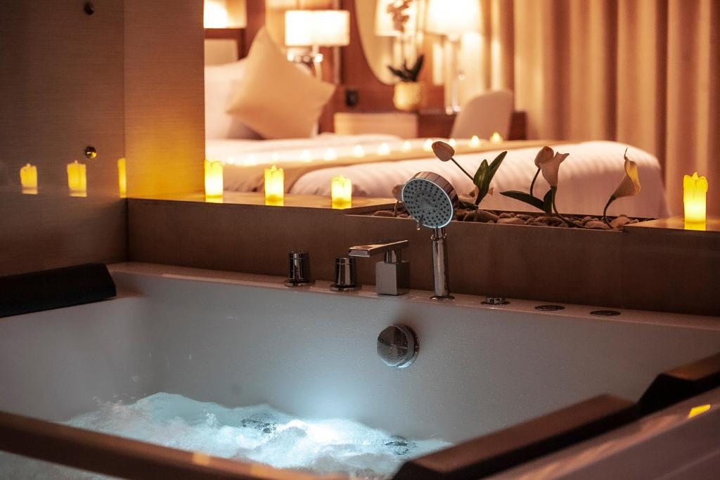 Rio Hotel Olaya في الرياض: حمام مع حوض استحمام في غرفة الفندق