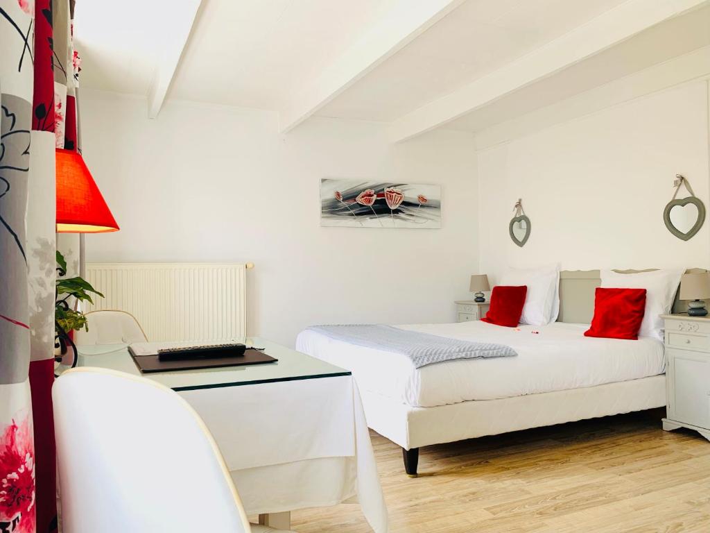 Postel nebo postele na pokoji v ubytování Hôtel Restaurant La Désirade