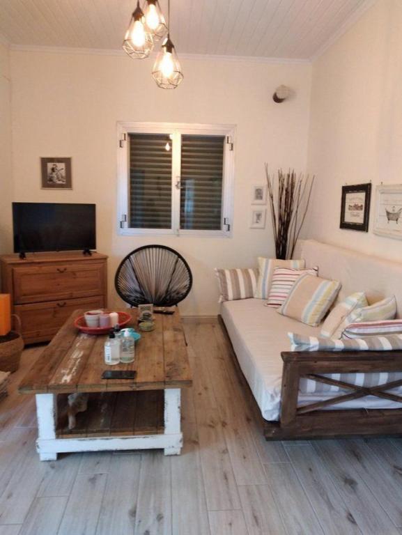 salon z kanapą i stolikiem kawowym w obiekcie VILLA ANDRIANA w mieście Leukada (miasto)