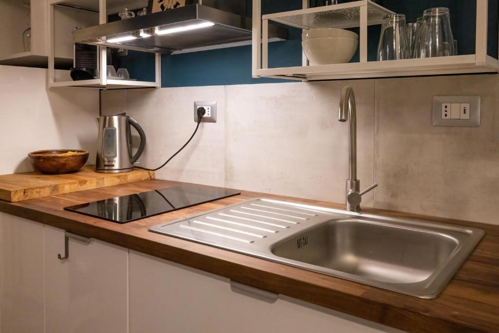 Kuchyňa alebo kuchynka v ubytovaní Rione Monti Studio Apt with private garden