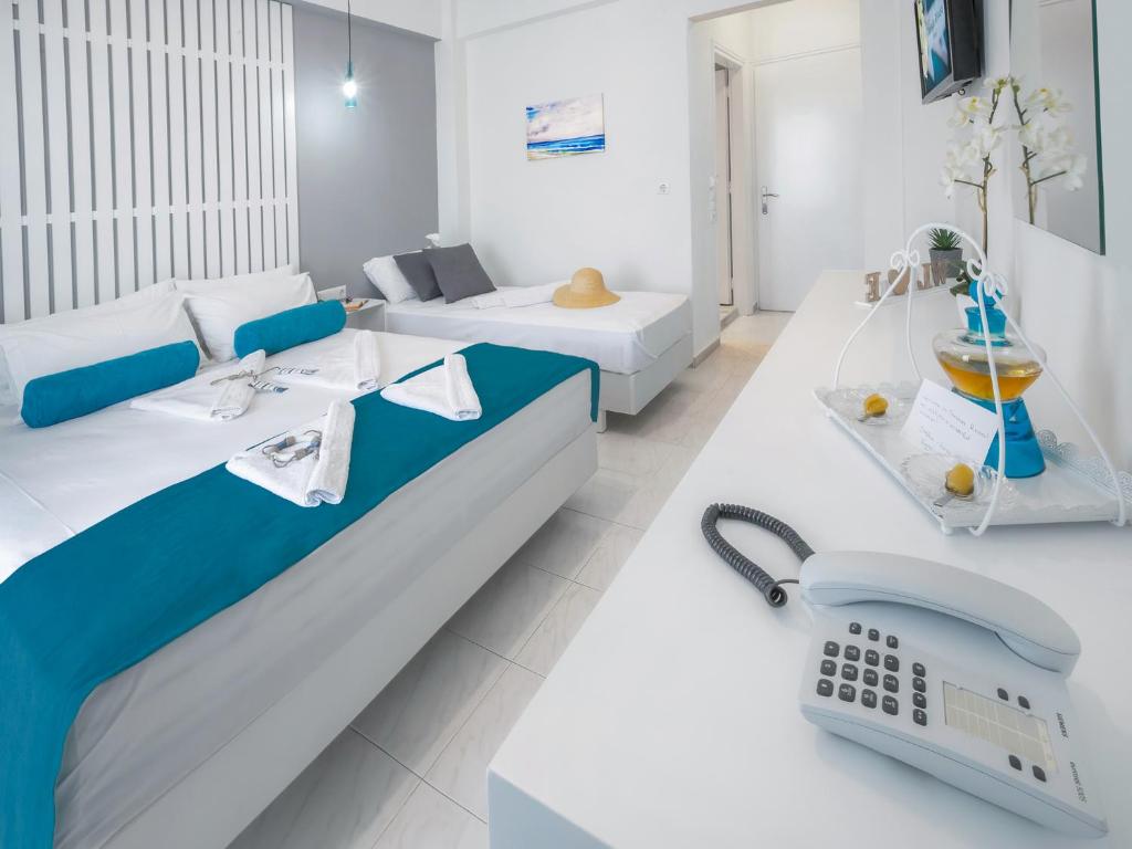 Łóżko lub łóżka w pokoju w obiekcie Thassian Riviera Hotel