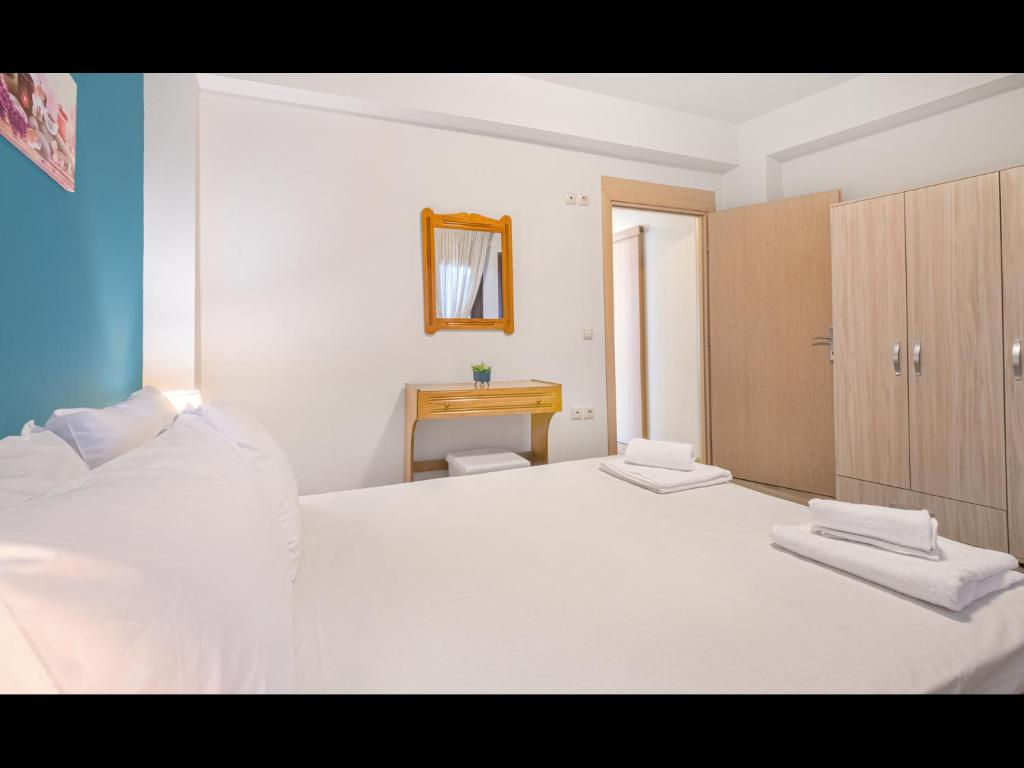 Łóżko lub łóżka w pokoju w obiekcie Thassian Riviera Hotel