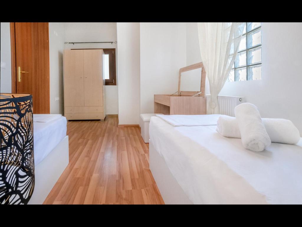 Łóżko lub łóżka w pokoju w obiekcie Thassian Riviera Hotel