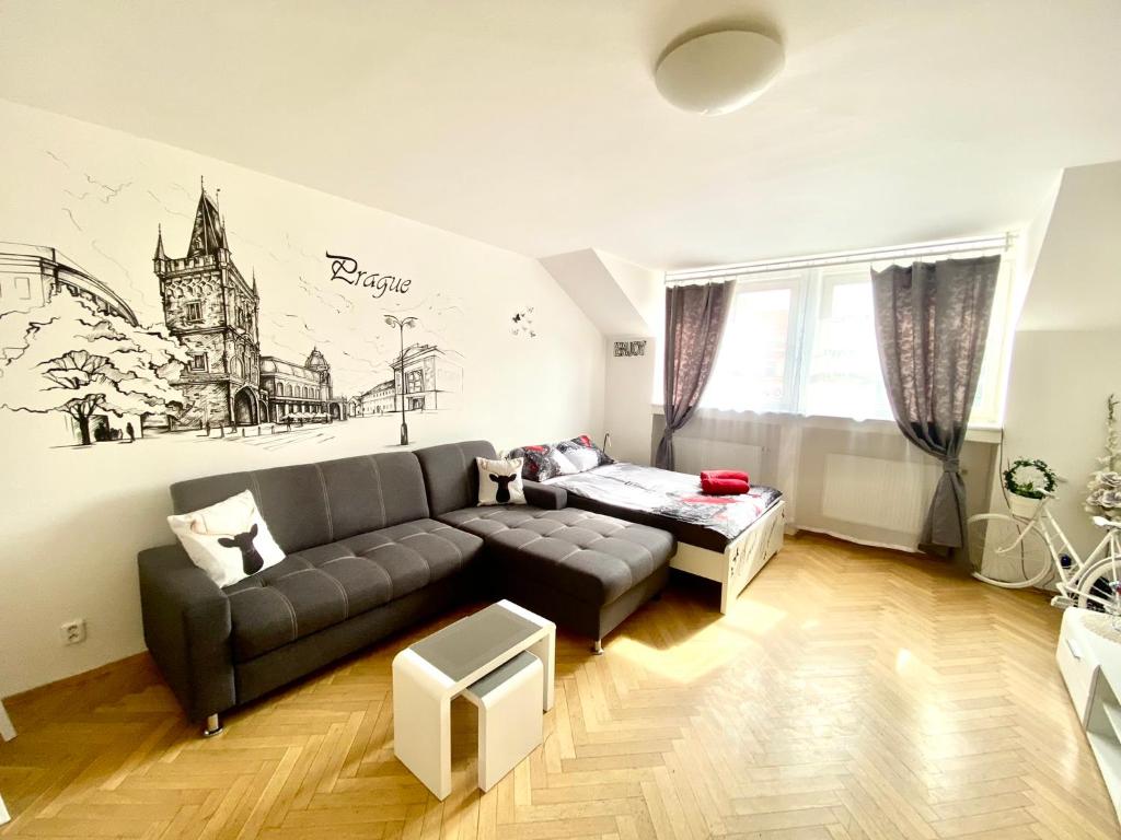 プラハにあるFantastic apartment in the city centerのリビングルーム(ソファ、テーブル付)