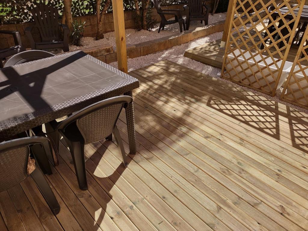 A restaurant or other place to eat at APPARTAMENTO CORALLO with PRIVATE GARDEN