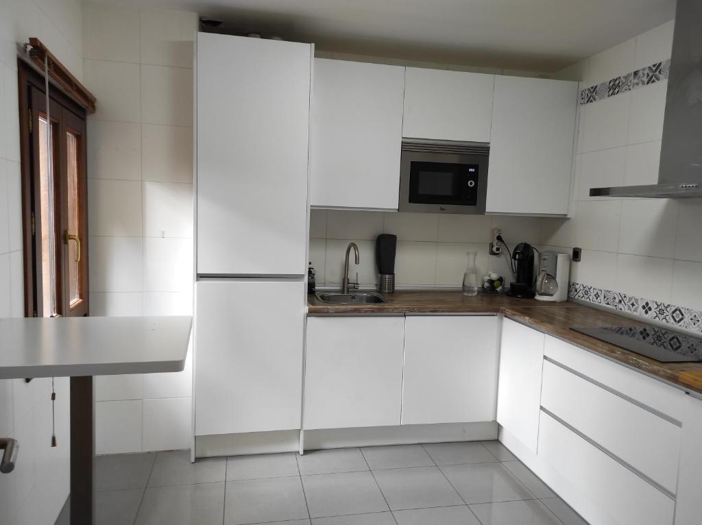 A kitchen or kitchenette at El Tesoro de Baco