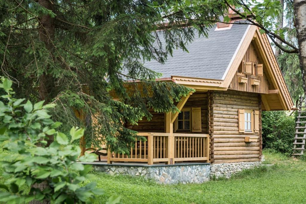 Umlberg的住宿－Wichtelhütte Silberregion Karwendel，小木屋设有门廊和甲板