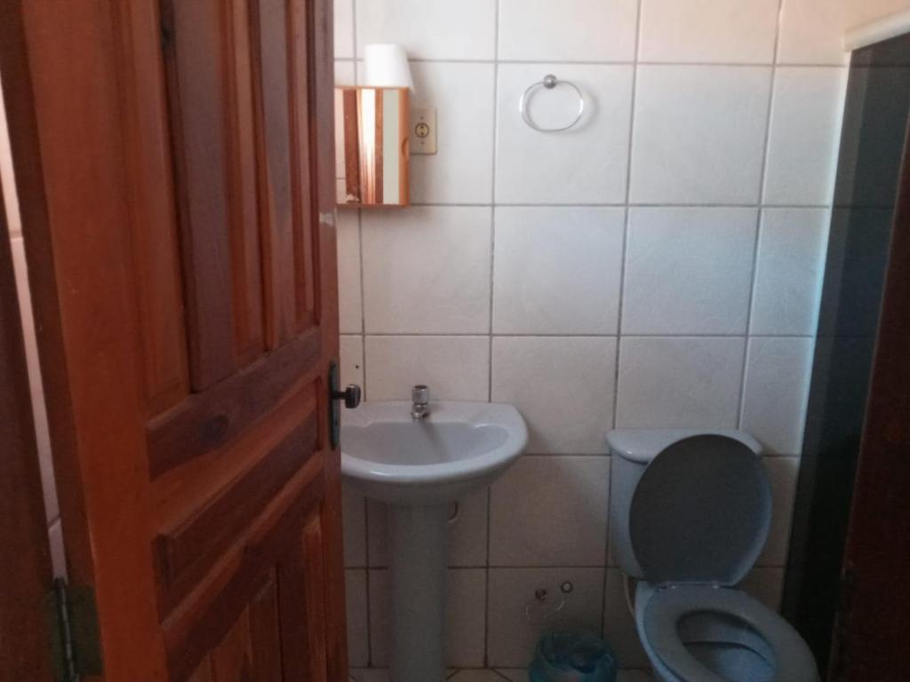 a bathroom with a toilet and a sink at Pousada Algaroba in Bom Jesus da Lapa