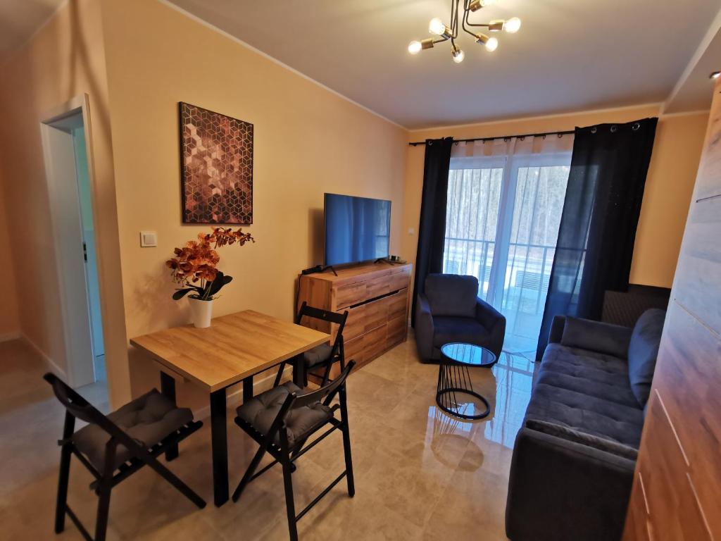 Televízia a/alebo spoločenská miestnosť v ubytovaní M&K Apartamenty Rodzinny, Gdańsk - Wyspa Sobieszewska