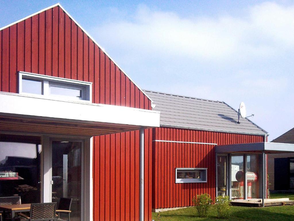 ツィローにあるSchwedenrotes Ferienhaus Wismarの白屋根の赤い家