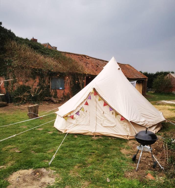Луксозна палатка Glamping Bell Tent 4m - Sleeps upto 4 (Великобритания  Линкълн) - Booking.com