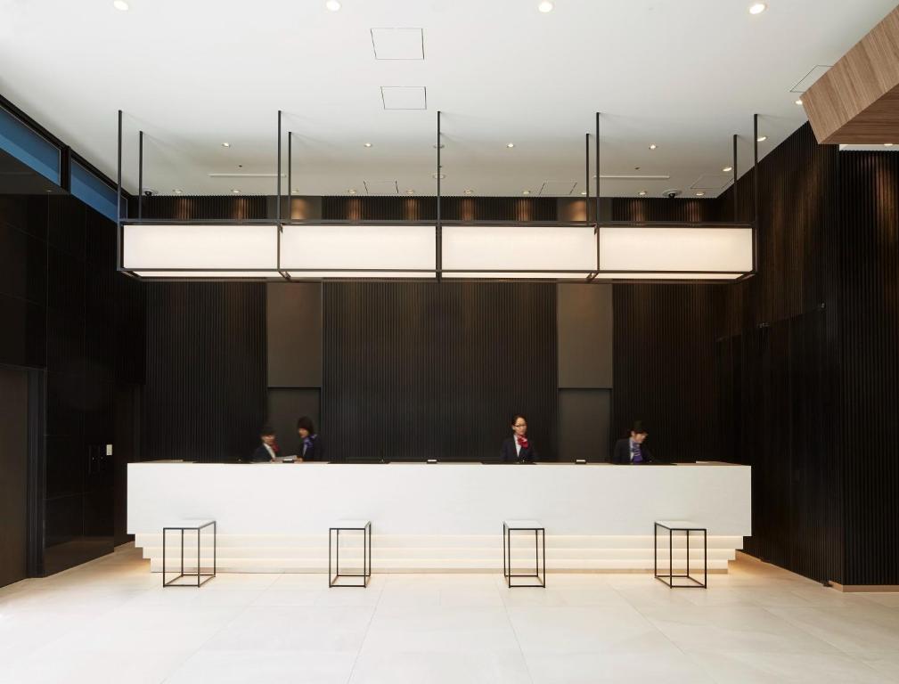 东京Tmark City Hotel Tokyo Omori - Vacation STAY 26381v的大堂,接待台有人