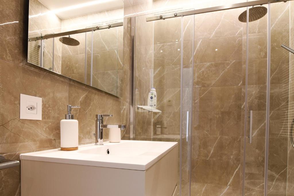 Lake Modern Suites - Free Parking - Resim 32