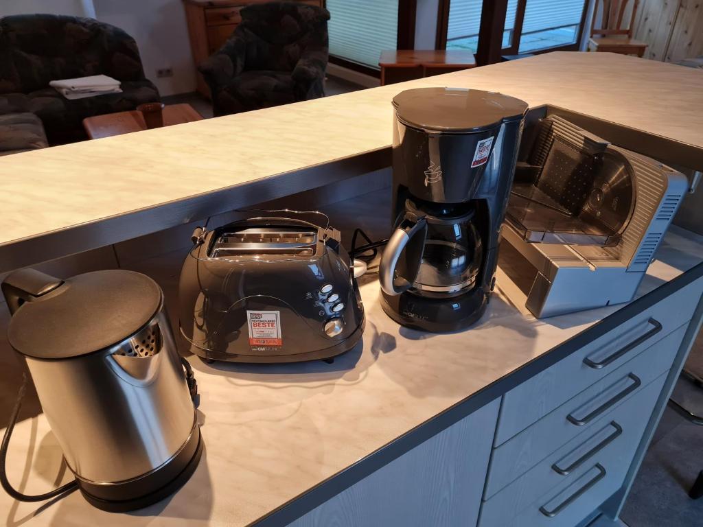 a counter with two appliances sitting on top of it at Ferienwohnung Am Tränketor in Blankenburg