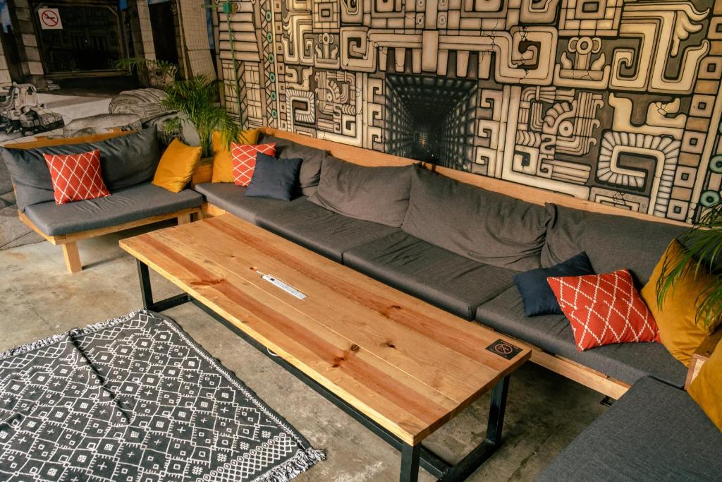 Posezení v ubytování 13 Cielos Hostel & Coworking