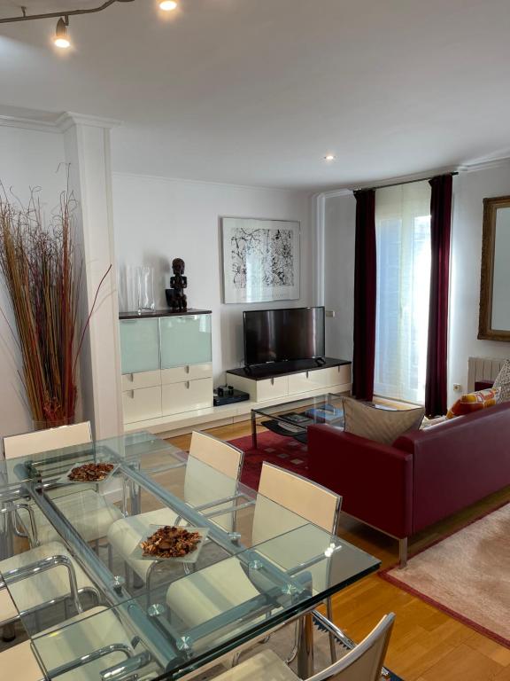 バルセロナにあるChanning Apartmentのリビングルーム(ガラステーブル、ソファ付)