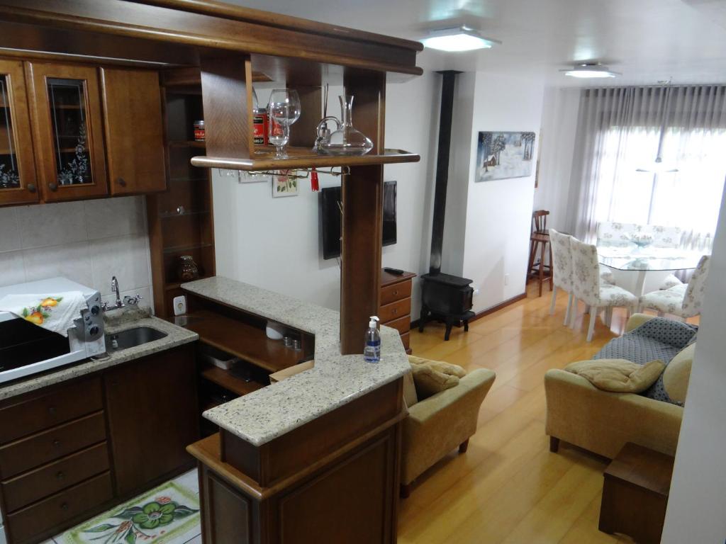 cocina y sala de estar con encimera en San Pietro, en Gramado