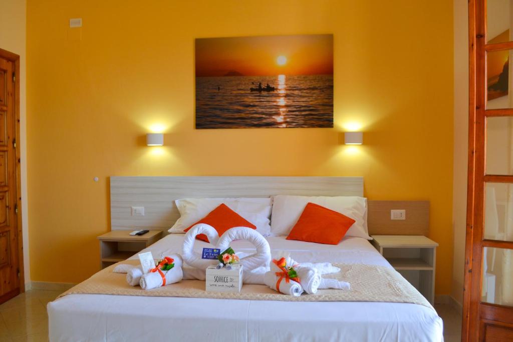 - une chambre avec un lit et des serviettes dans l'établissement Le Twins -Bed and Breakfast, à Tropea