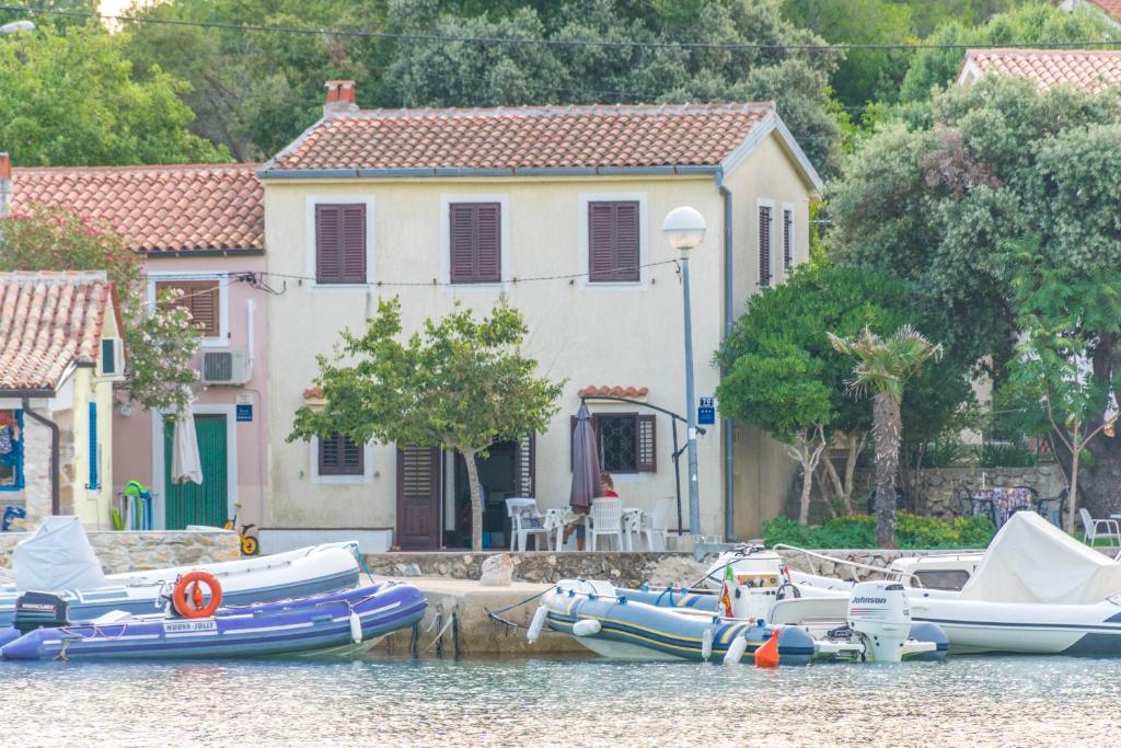 Holiday house Punta Blue & Orange 5m from the sea, island Cres - Casa De Dos Dormitorios