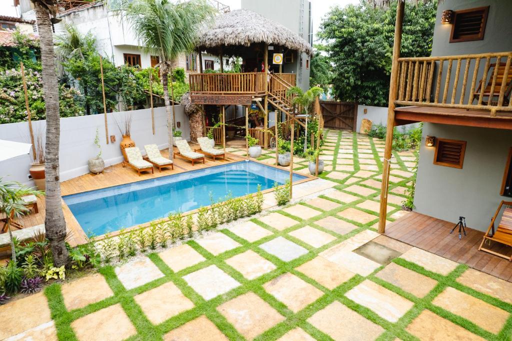 una vista aérea de una villa con piscina en UNKUÉ POUSADA FLATS, en Jericoacoara