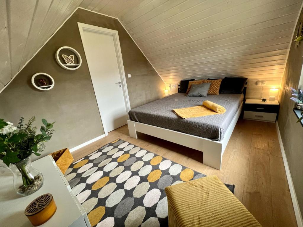 Postel nebo postele na pokoji v ubytování Völgyhíd Village Balaton