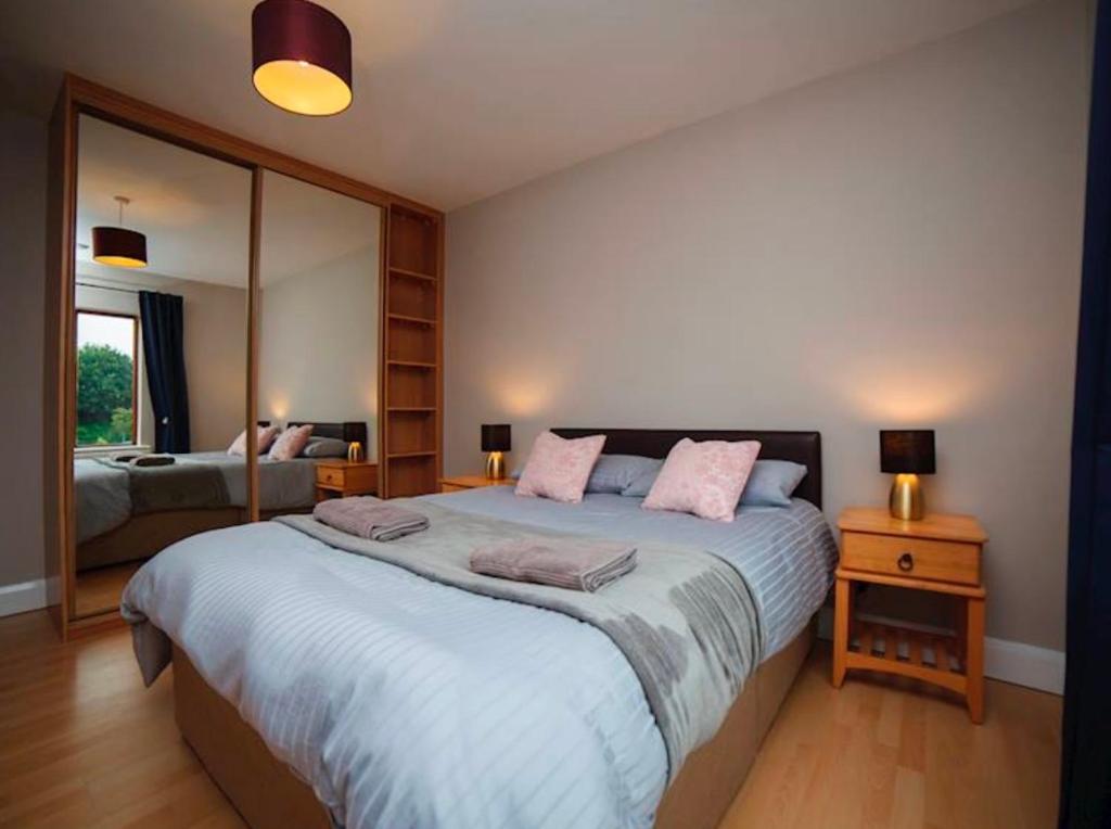 Katil atau katil-katil dalam bilik di Immaculate home in central Westport