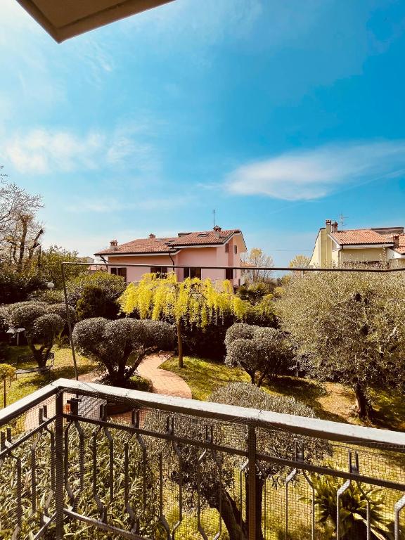 widok na ogród z drzewami i krzakami w obiekcie Appartamento lazise w mieście Lazise