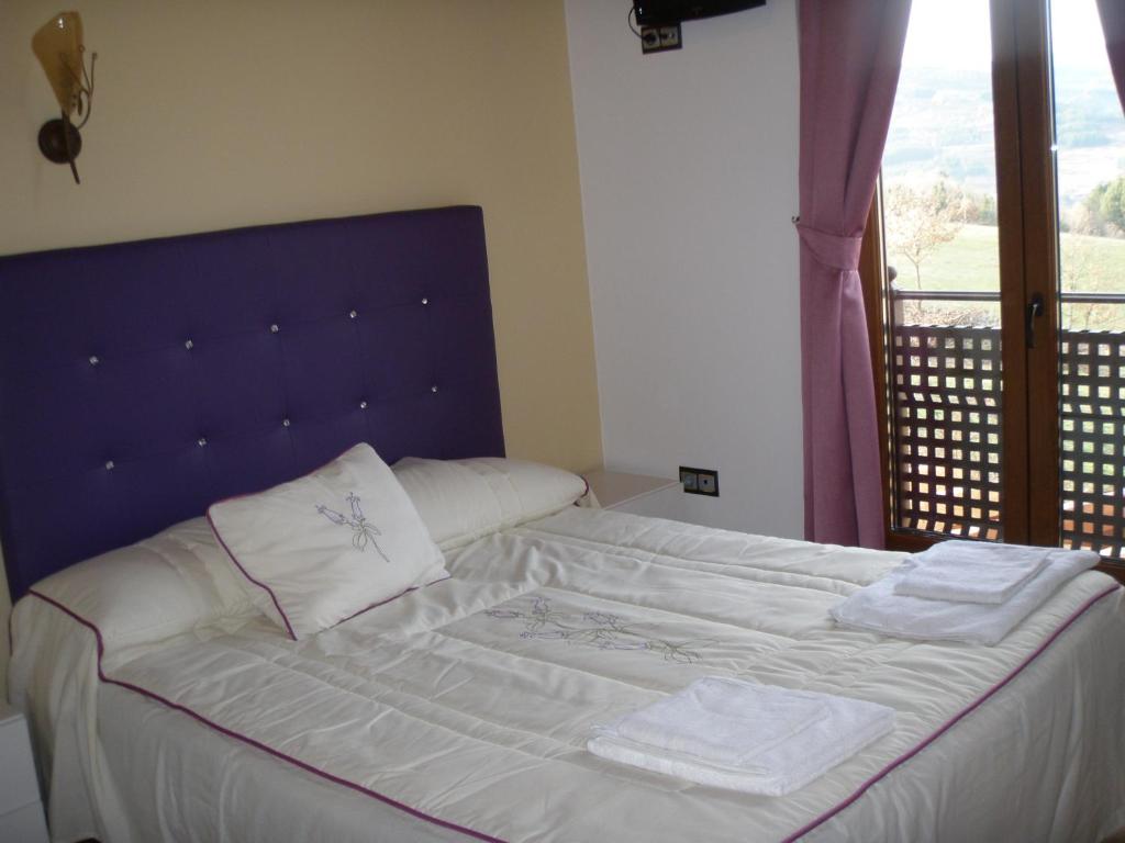 En eller flere senge i et værelse på Hostal la Cuesta